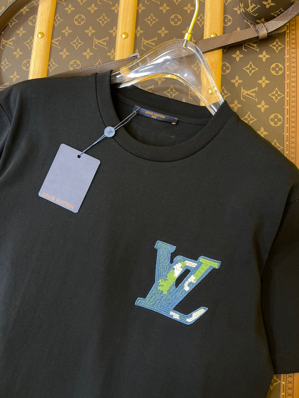 Tee Lv Earth Black Ss2022