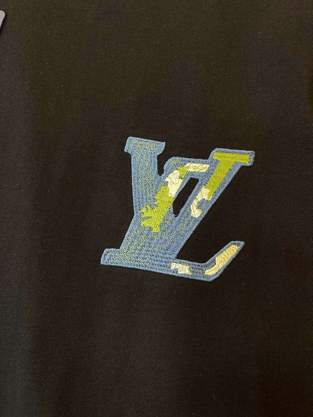 Tee Lv Earth Black Ss2022