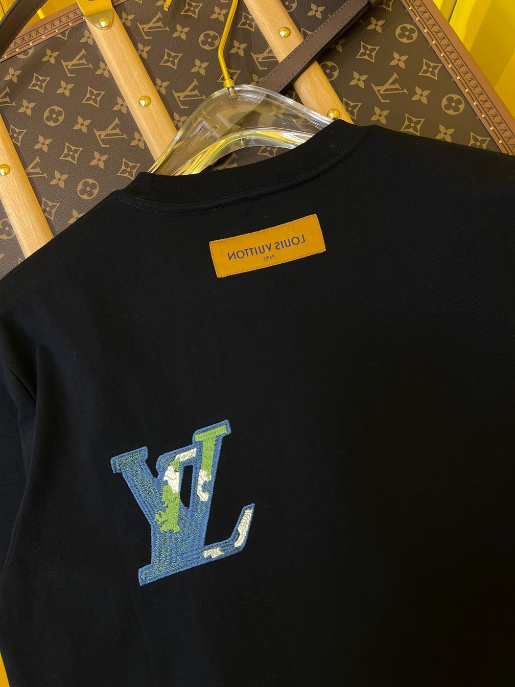 Tee Lv Earth Black Ss2022