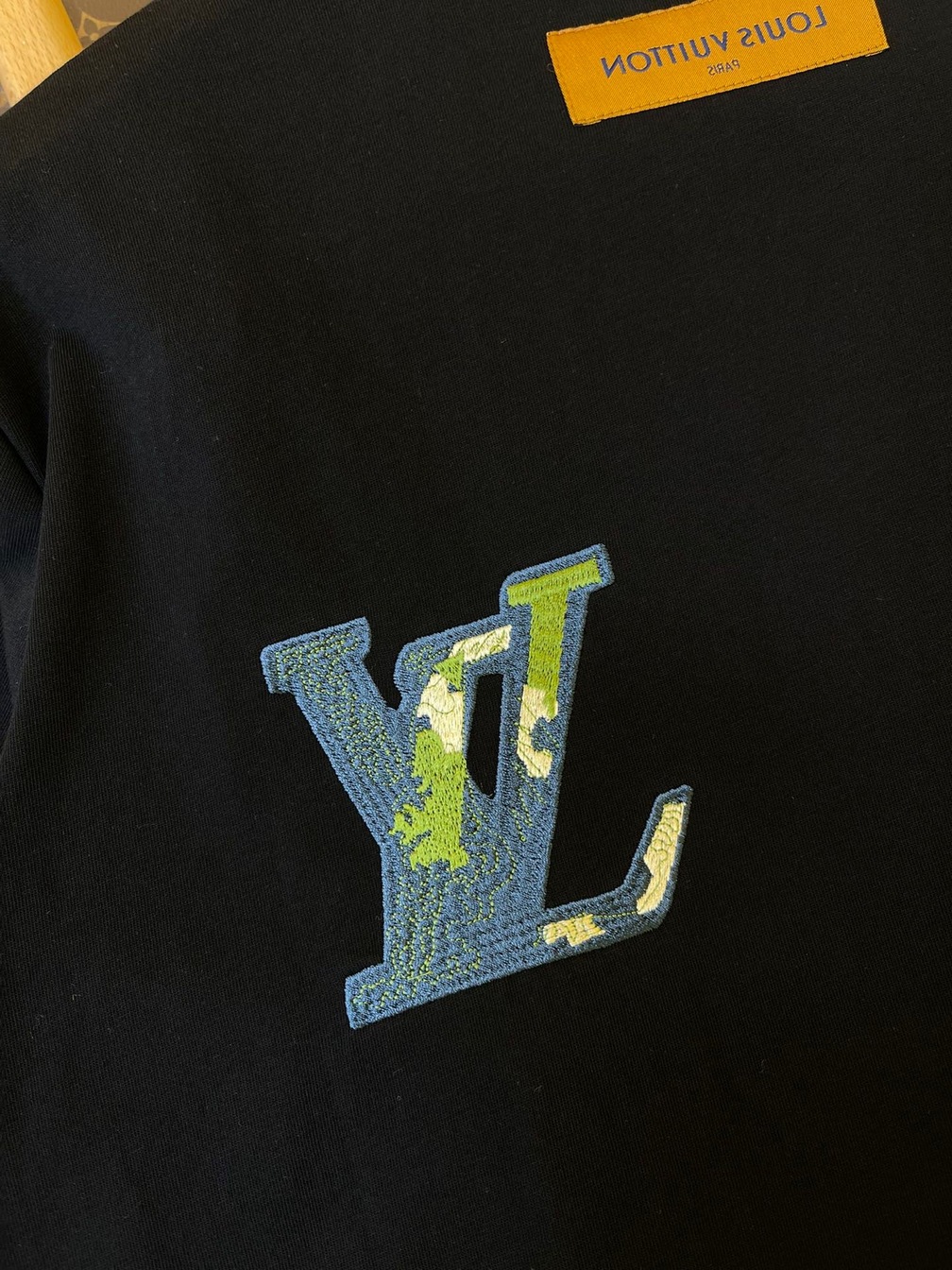 Tee Lv Earth Black Ss2022