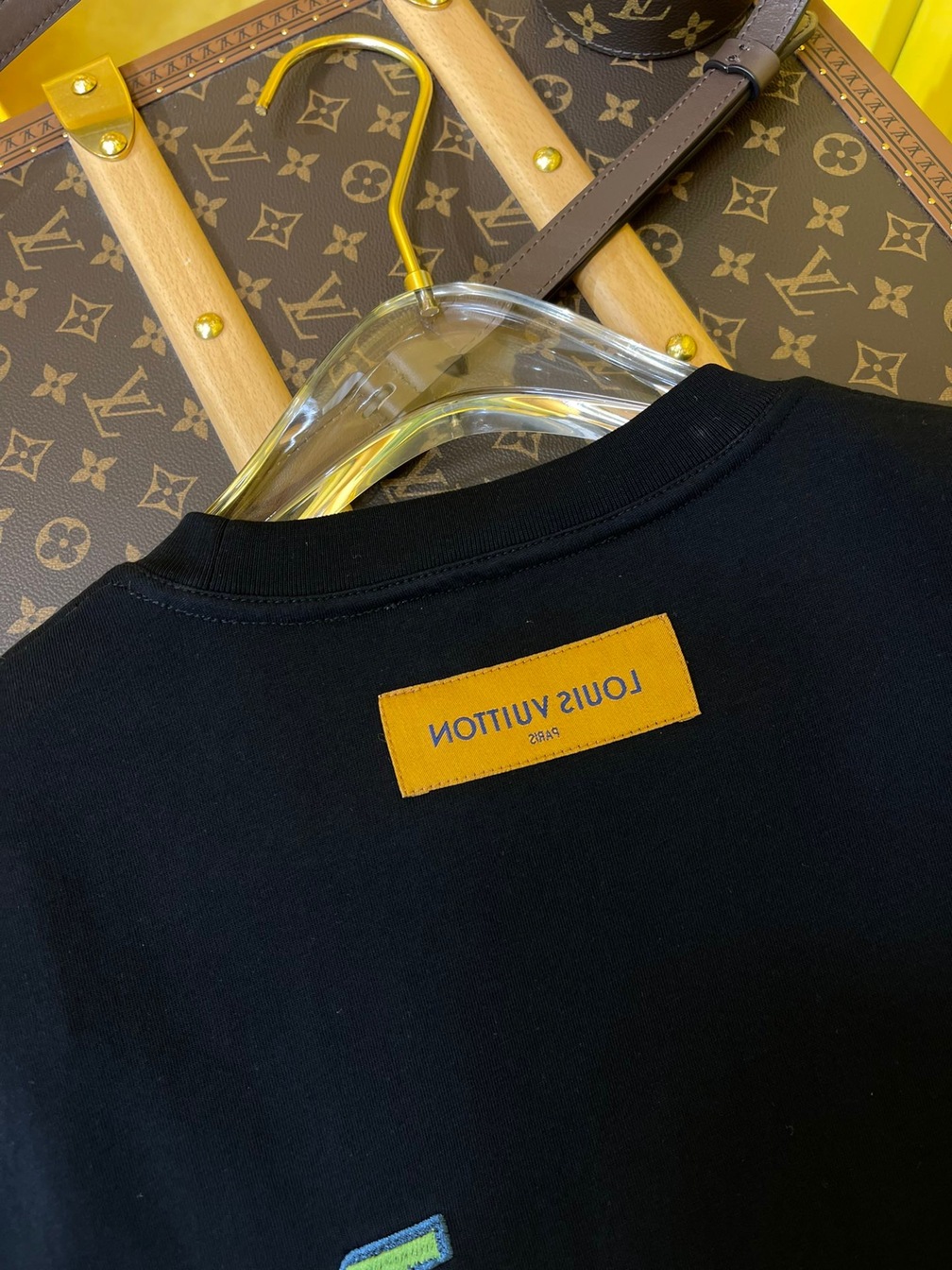 Tee Lv Earth Black Ss2022