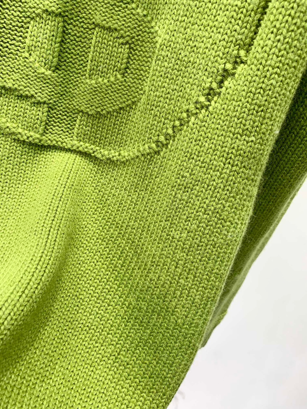 Sweters Len Thung Bbr Logo To Truoc Nguc In Noi