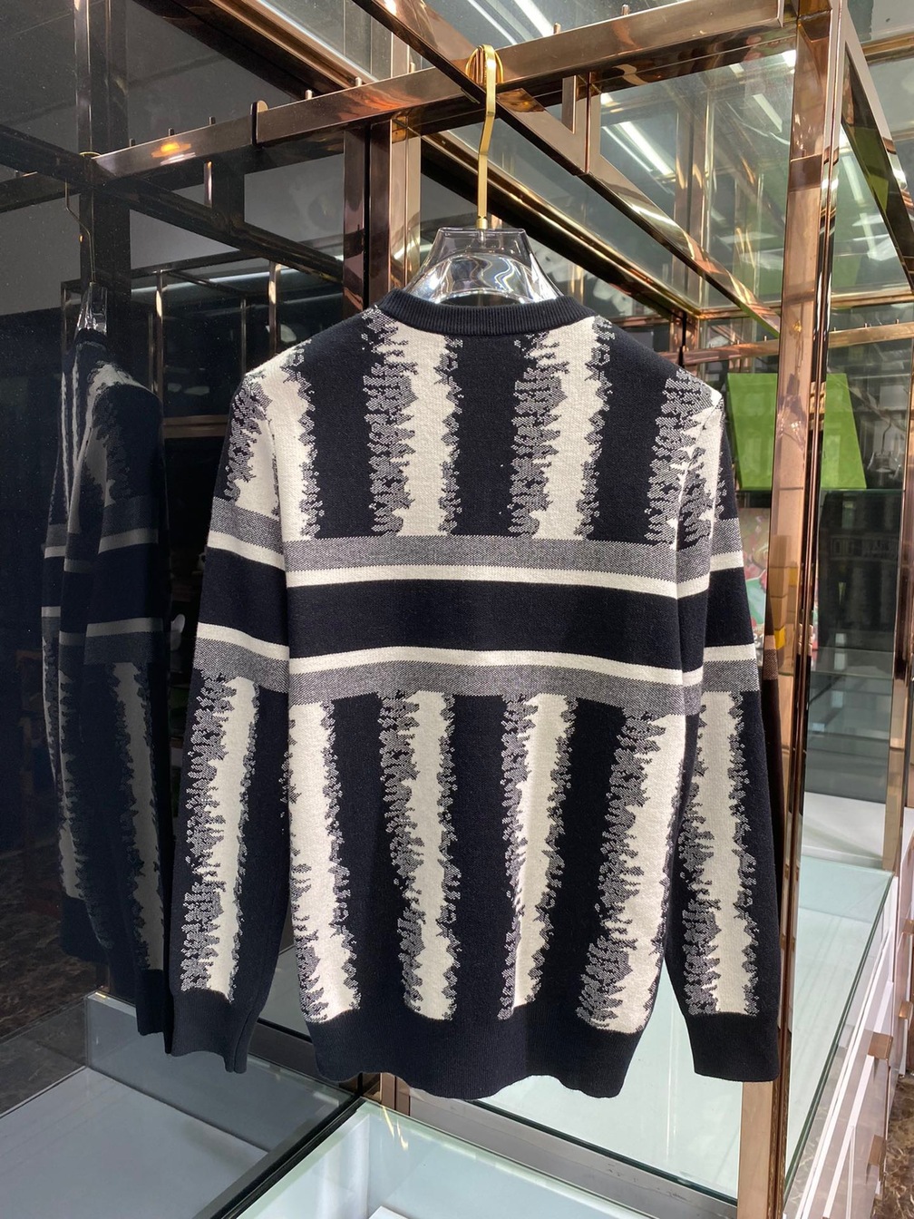 Sweaters Len Dior Soc Den Trang Co Chu