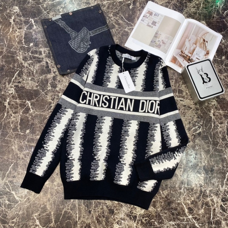 Sweaters Len Dior Soc Den Trang Co Chu
