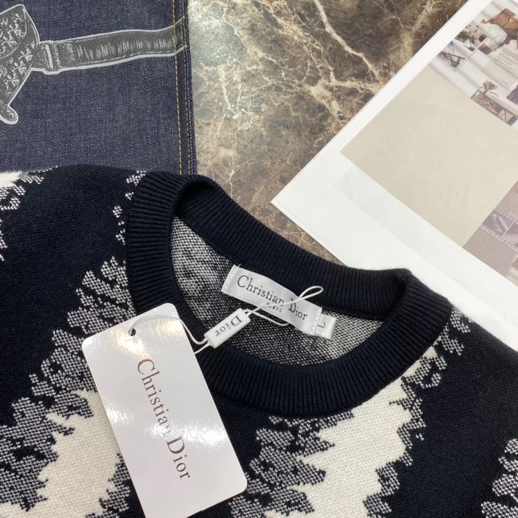 Sweaters Len Dior Soc Den Trang Co Chu