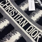 Sweaters Len Dior Soc Den Trang Co Chu