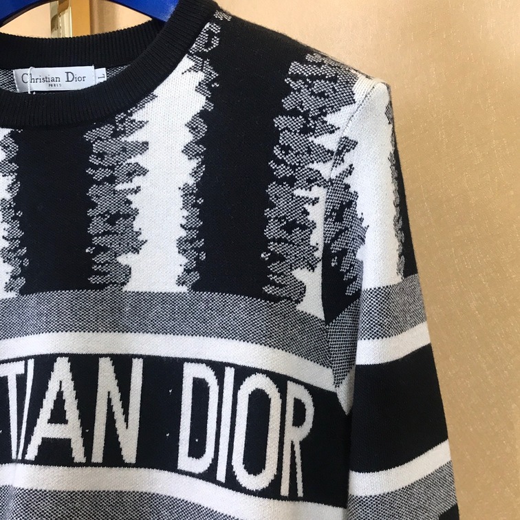 Sweaters Len Dior Soc Den Trang Co Chu