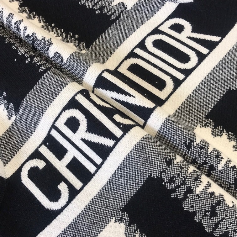 Sweaters Len Dior Soc Den Trang Co Chu