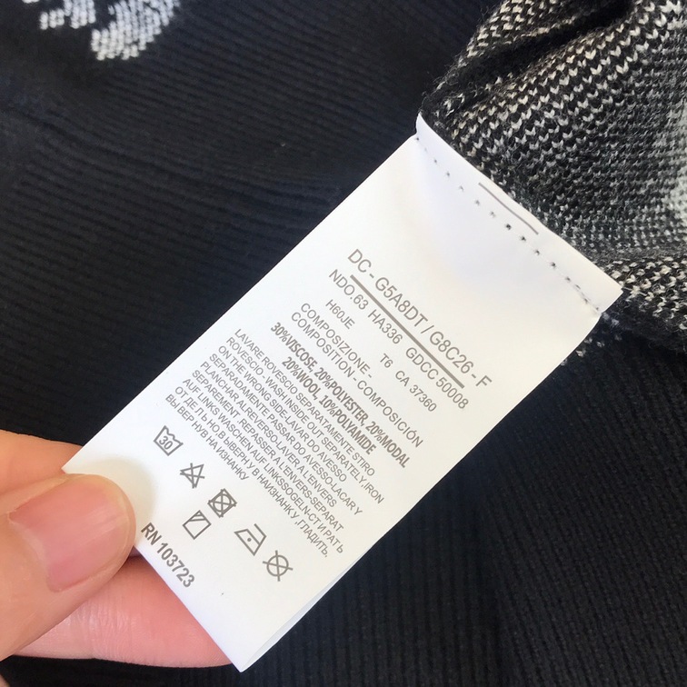 Sweaters Len Dior Soc Den Trang Co Chu