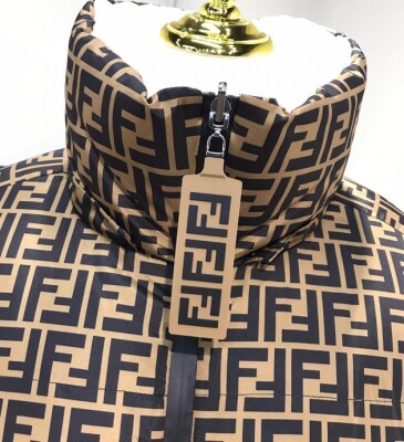 Phao Fendi Hoa Tiet Logo Ss2022