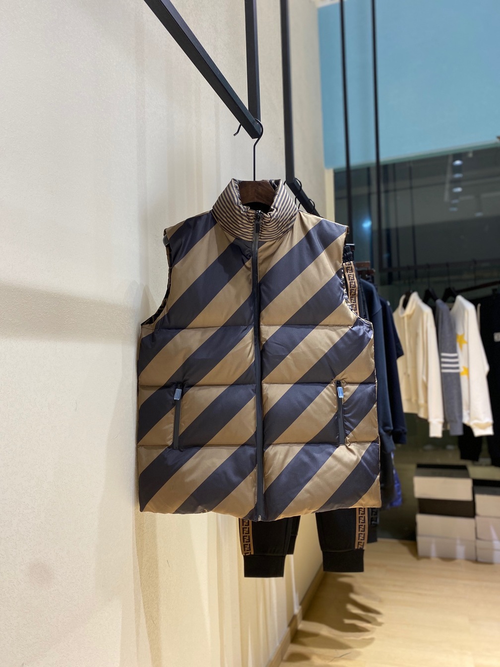 Phao Khoet Tay Fendi Ss2022
