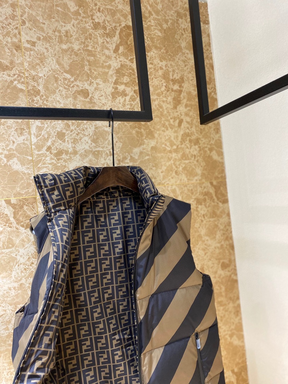 Phao Khoet Tay Fendi Ss2022