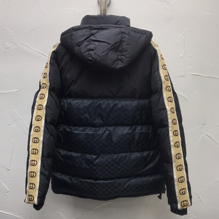 Phao Gucci Tay Logo Vang Ss2022