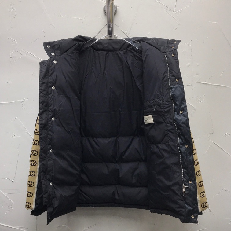 Phao Gucci Tay Logo Vang Ss2022