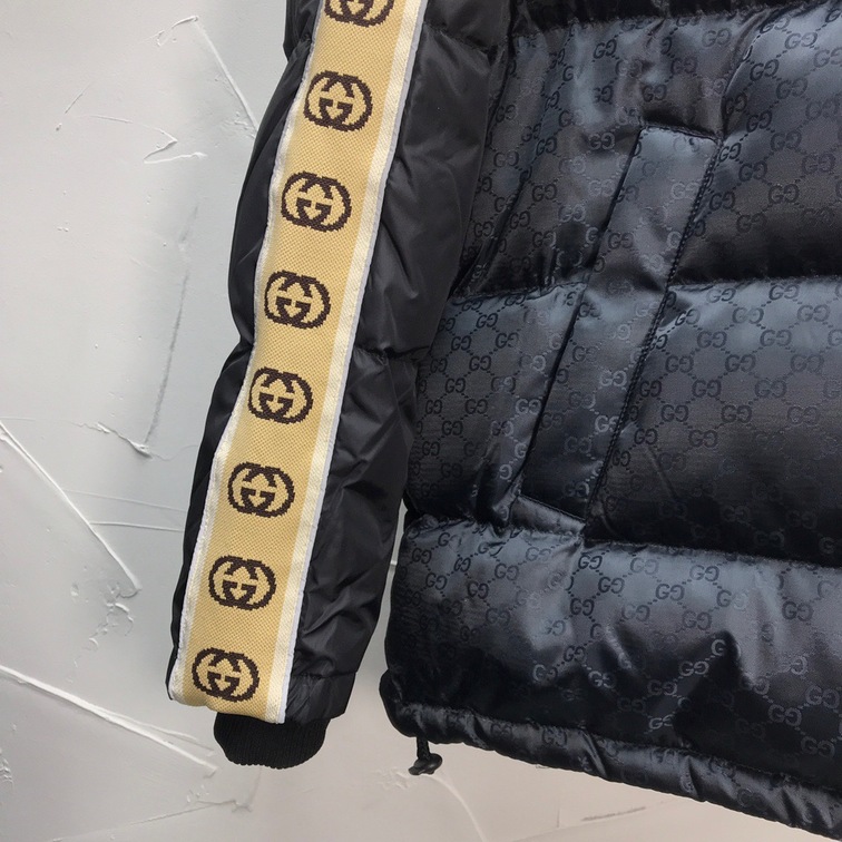 Phao Gucci Tay Logo Vang Ss2022
