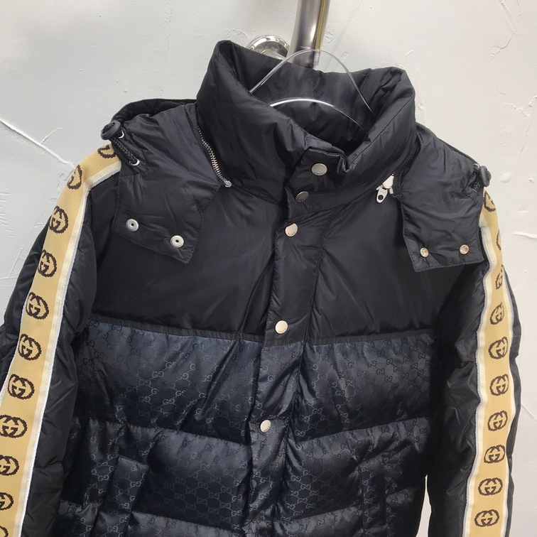Phao Gucci Tay Logo Vang Ss2022