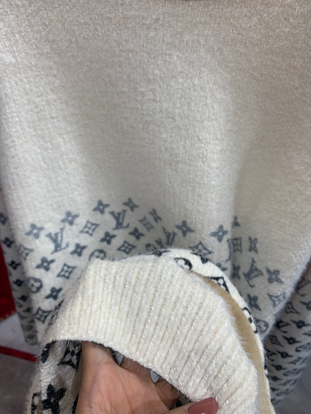 Sweaters Len Lv Hoa Tiet Logo Than Ao