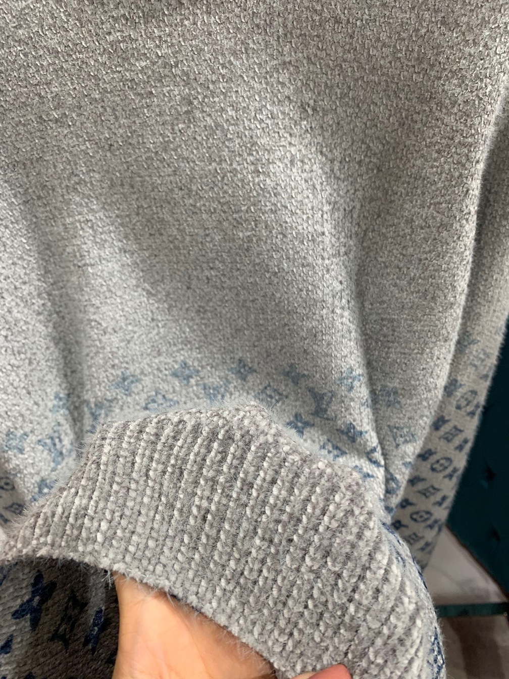 Sweaters Len Lv Hoa Tiet Logo Than Ao
