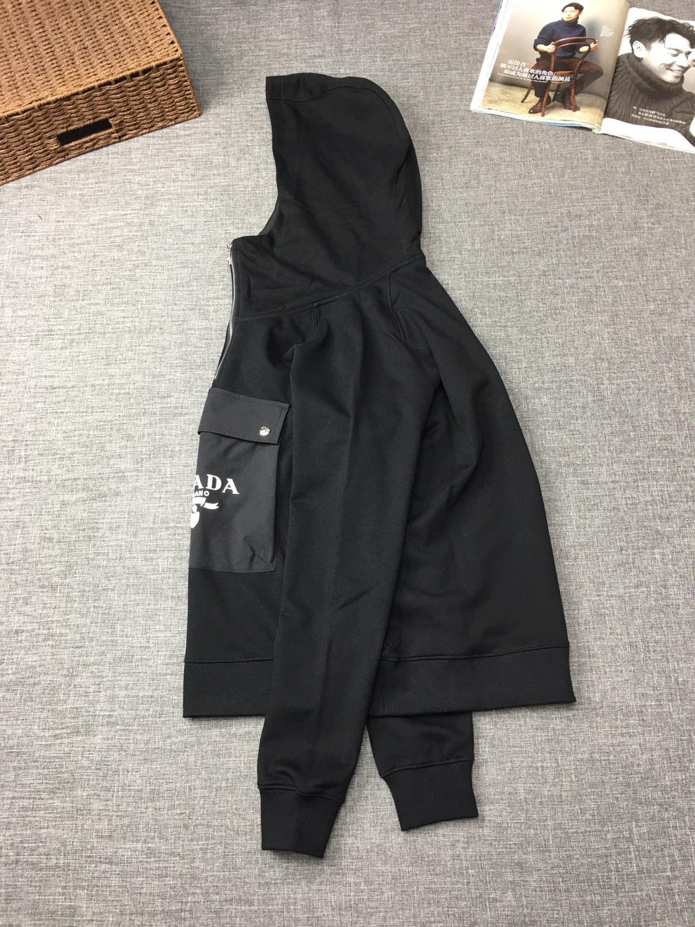 Jacket Gio Prada Tui Logo Thao Roi