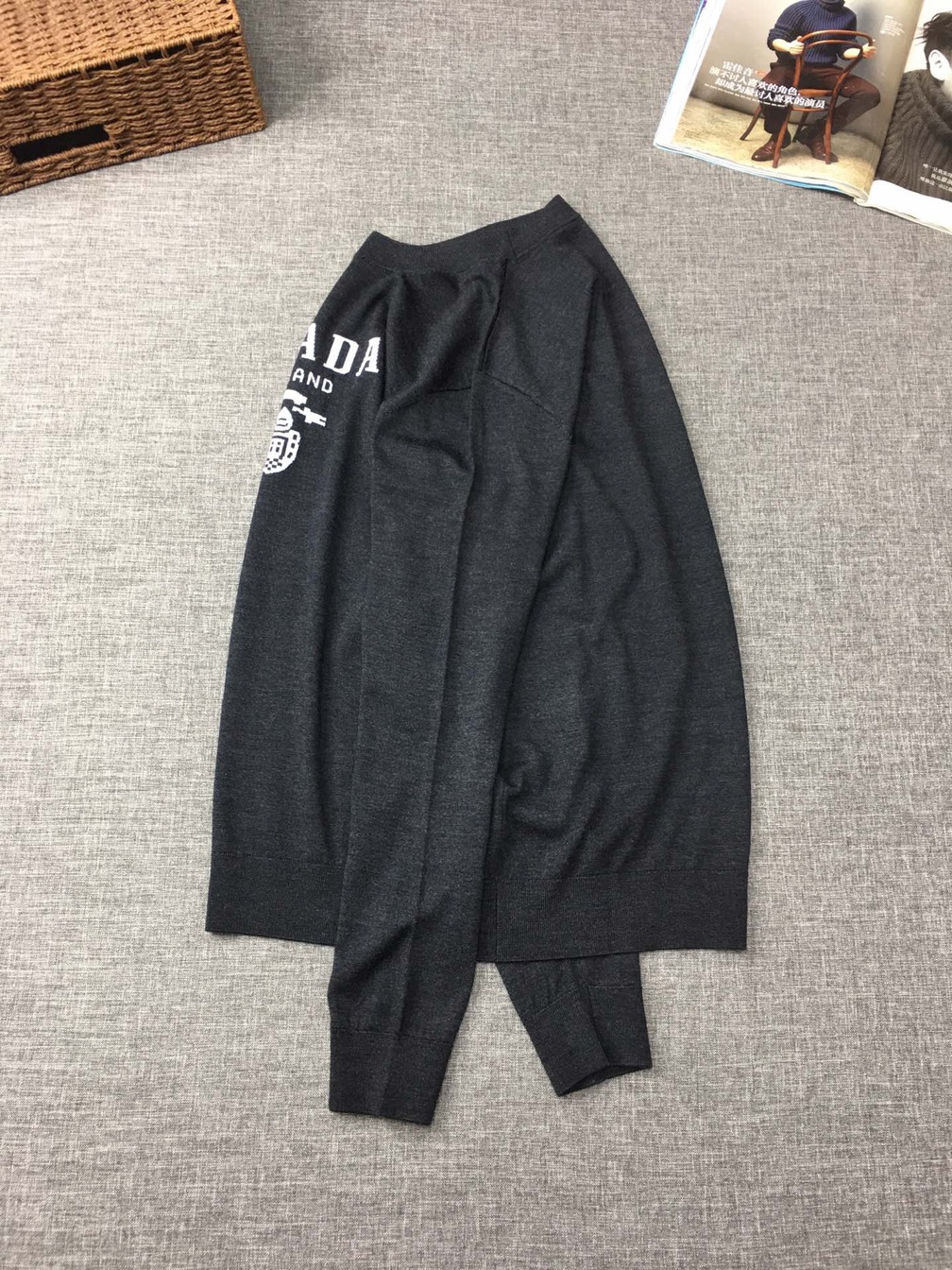 Sweaters Len Prada Logo Mat Truoc