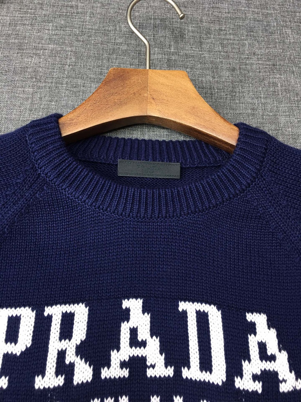 Sweaters Len Prada Logo Mat Truoc