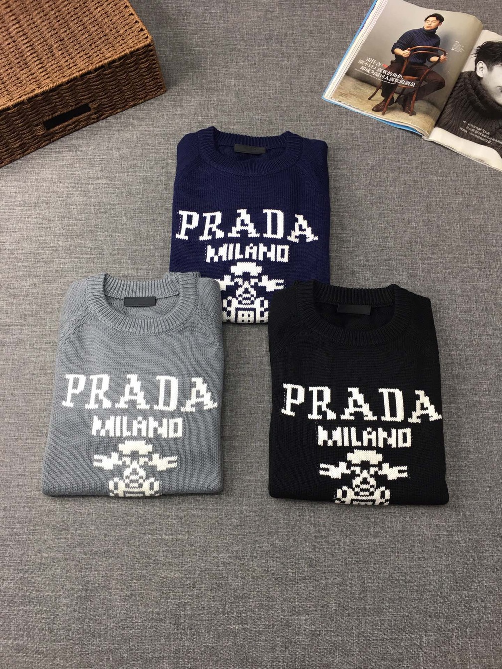 Sweaters Len Prada Logo Mat Truoc