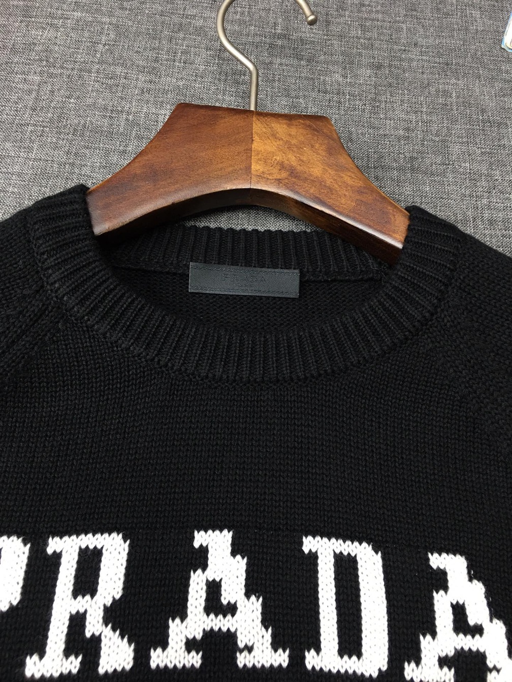 Sweaters Len Prada Logo Mat Truoc