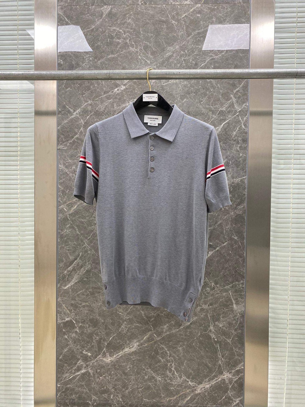Polo Thom Soc Do Xanh Giua Tay