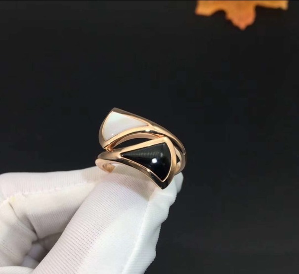 Bvlgari Divasdream Ring With Black Onyx And Mother Of Pearl