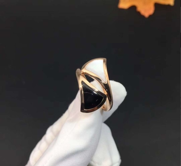 Bvlgari Divasdream Ring With Black Onyx And Mother Of Pearl