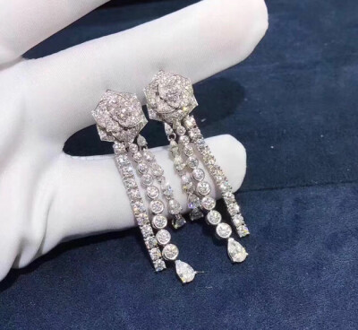 Piaget Diamonds Rose Earrings In 18k White Gold