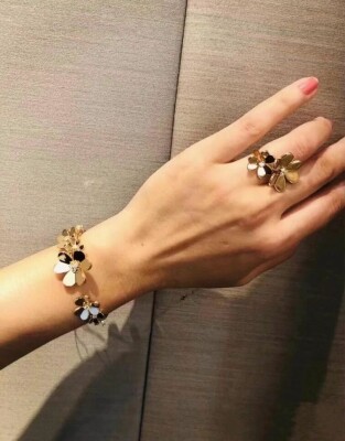 Van Cleef Arpels 18k Yellow Gold Diamond Frivole Between The Finger Ring