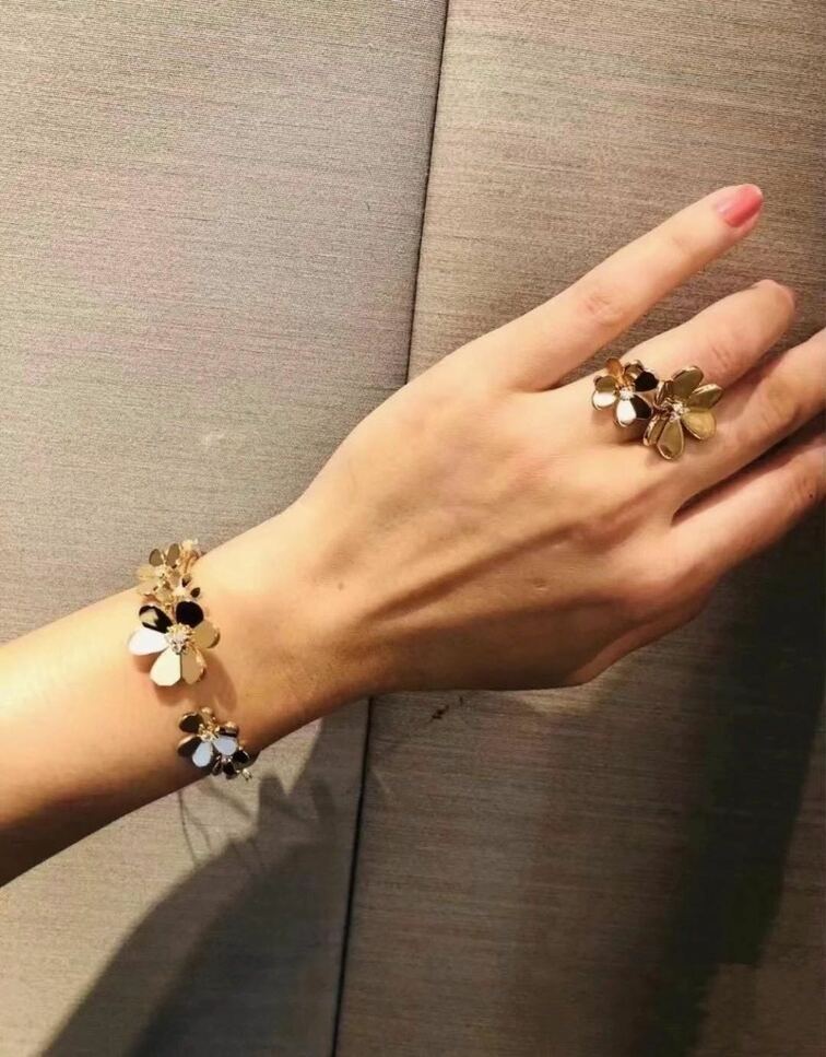 Van Cleef Arpels 18k Yellow Gold Diamond Frivole Between The Finger Ring
