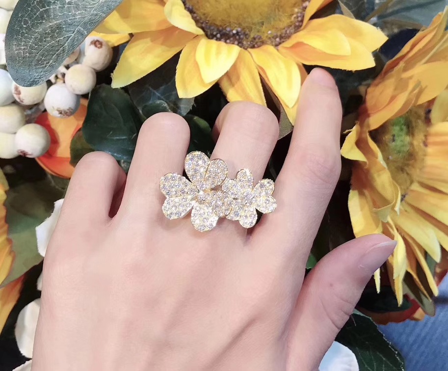 Van Cleef Arpels 18k Yellow Gold Frivole Diamond Between The Finger Ring