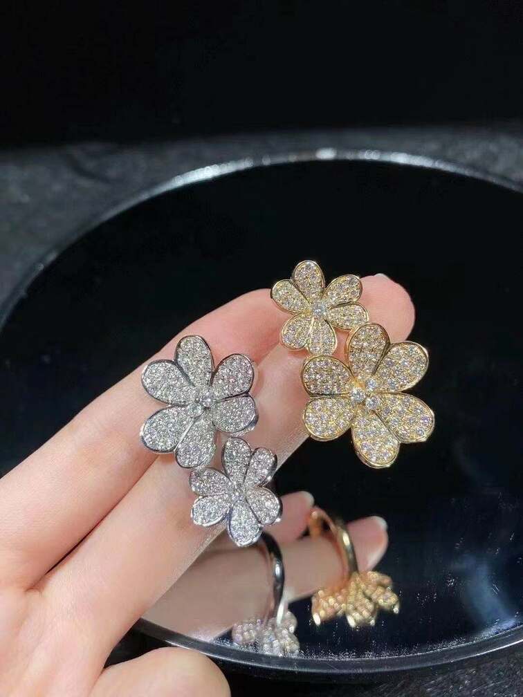 Van Cleef Arpels 18k Yellow Gold Frivole Diamond Between The Finger Ring