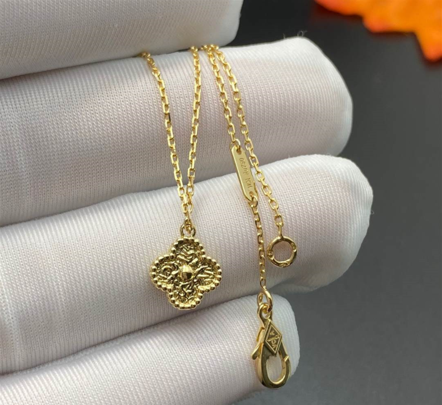 Van Cleef Arpels Sweet Alhambra Pendant 18k Yellow Gold 9mm
