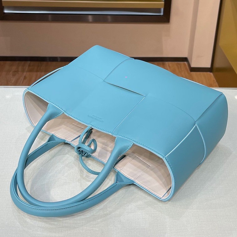 Bottega Arco Tote Mint 36 Ss2022