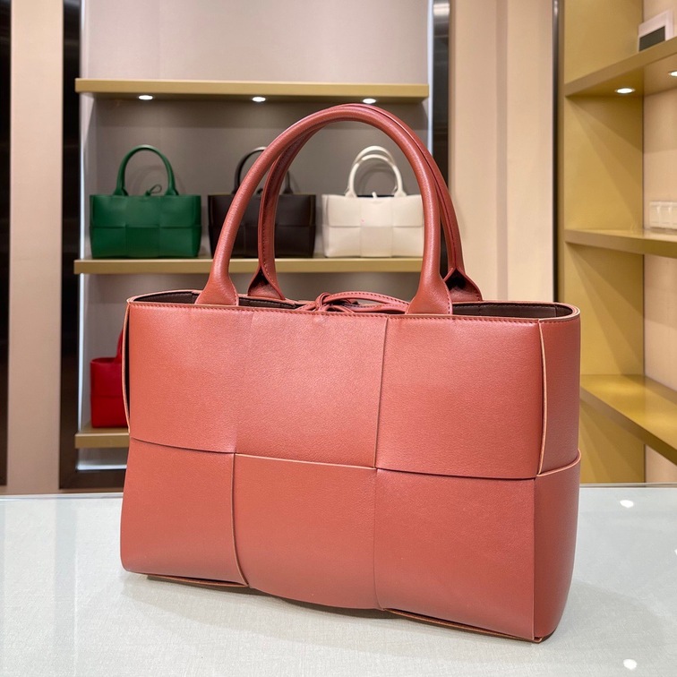 Bottega Arco Tote Strawberry 36 Ss2022