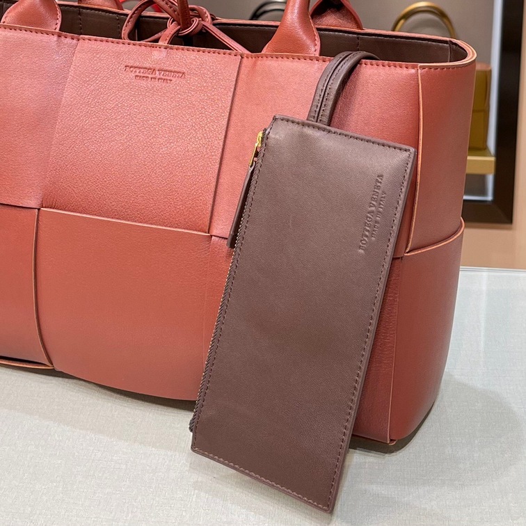 Bottega Arco Tote Strawberry 36 Ss2022
