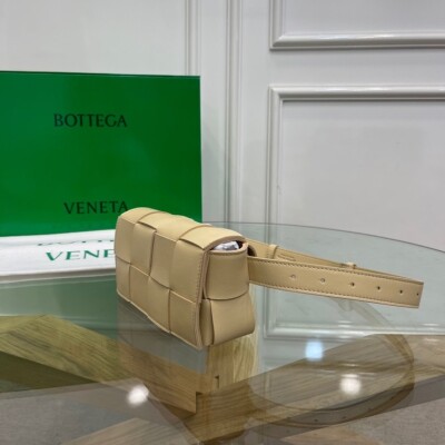 Bottega Belt Cassette Bag Beige 175 Ss2022