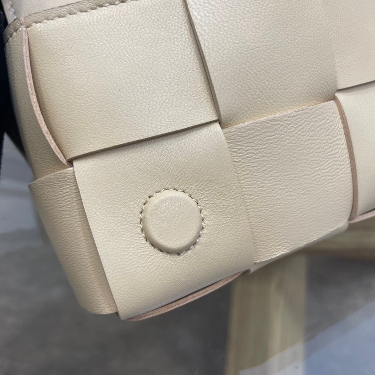 Bottega Belt Cassette Bag Beige 175 Ss2022