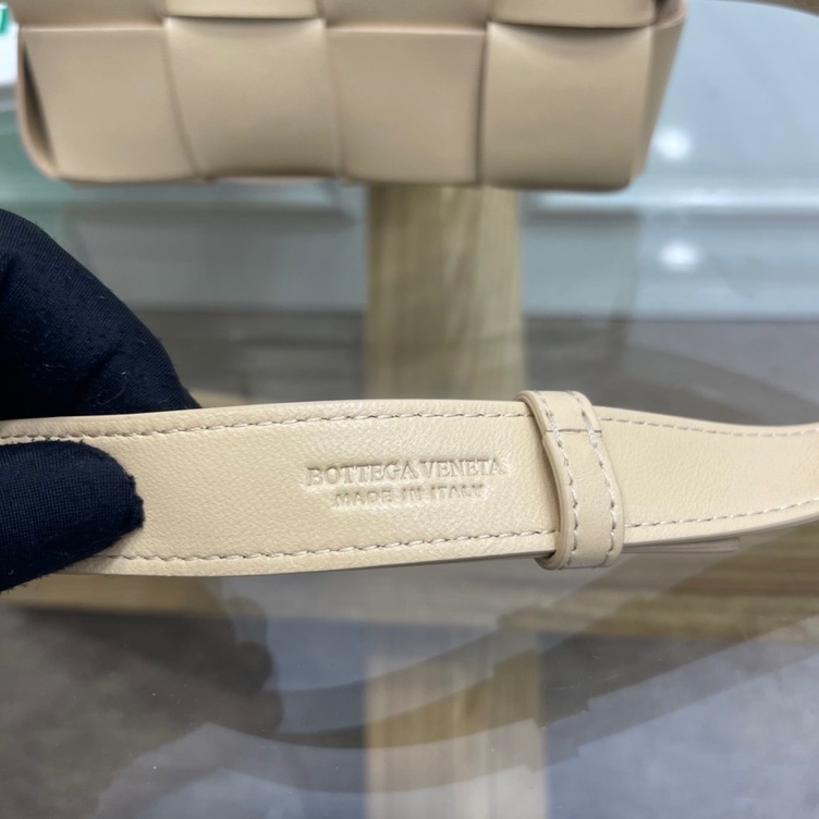 Bottega Belt Cassette Bag Beige 175 Ss2022