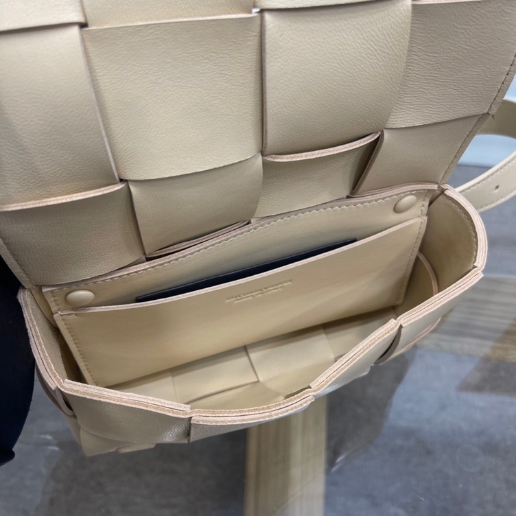 Bottega Belt Cassette Bag Beige 175 Ss2022