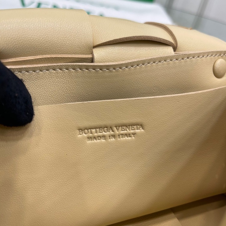 Bottega Belt Cassette Bag Beige 175 Ss2022