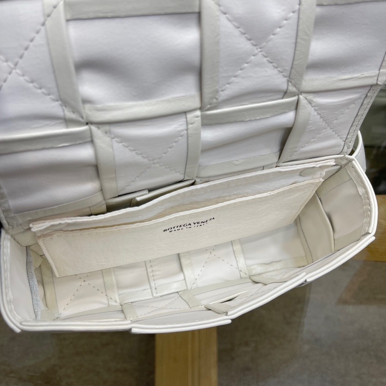 Bottega Belt Cassette Bag White 175 Ss2022