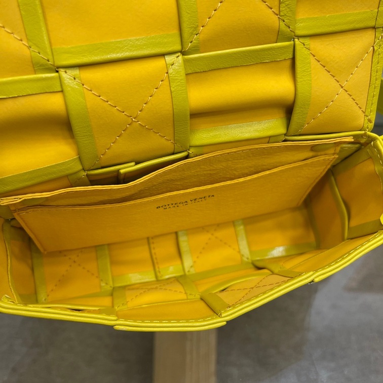 Bottega Belt Cassette Bag Yellow 175 Ss2022