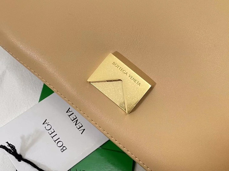 Bottega Moint It Bag Beige 27 Ss2022