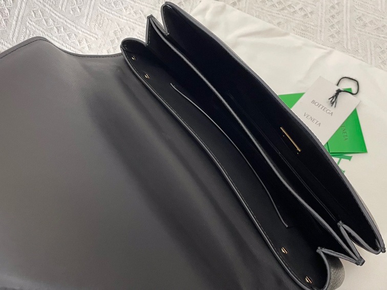Bottega Moint It Bag Black 27 Ss2022