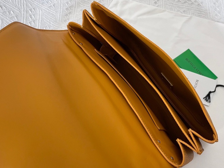 Bottega Moint It Bag Browm 27 Ss2022