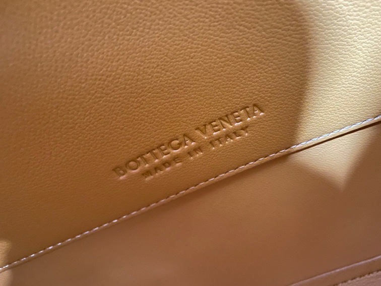 Bottega Moint It Bag Browm 27 Ss2022